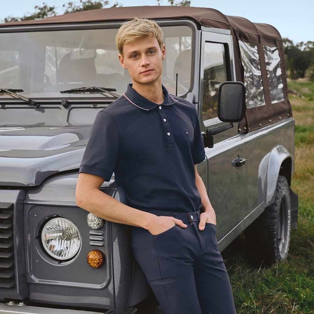 LOOK_17_JESSE_WITH_LANDROVER_020_1080x1080px.jpg_master